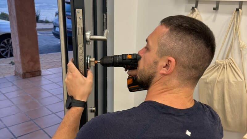 Cerrajeros Benidorm fernando ATH reparando una cerradura